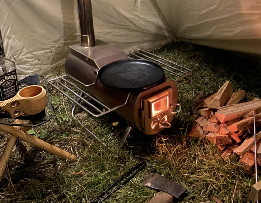 ソロキャンプに薪ストーブがおすすめ！秋冬キャンプで大活躍する軽量コンパクトな薪ストーブの選び方のポイントやメリット・デメリットを考える