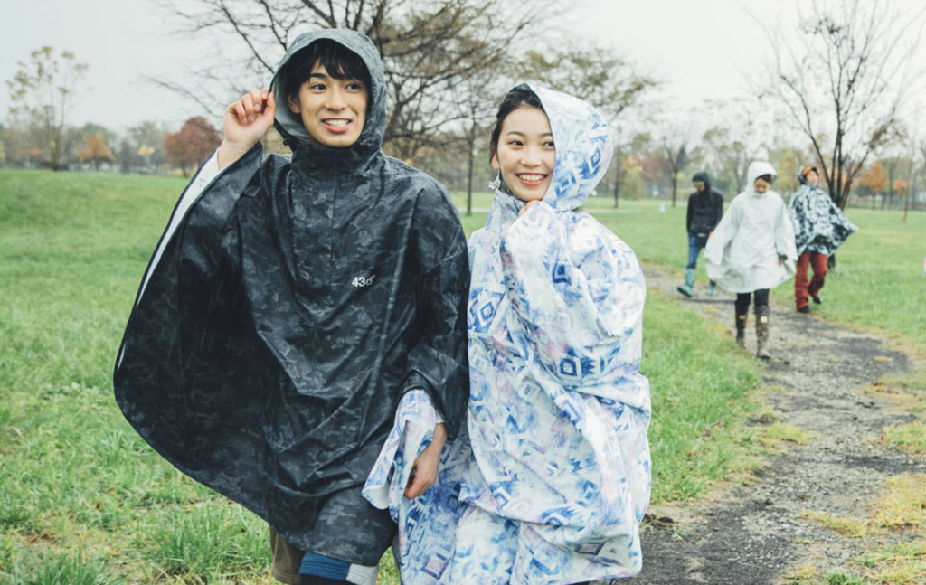 ソロキャンプにもポンチョは必須 突然の雨に雨具を準備しておこう ちょっとした雨にはポンチョで対応 オシャレで機能性が高いおすすめポンチョ5選